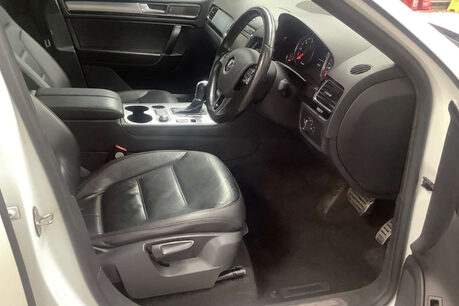 Volkswagen Touareg 3.0 TDI V6 BlueMotion Tech R-Line SUV 5dr Diesel Tiptronic 4WD Euro 6 (s/s) 6