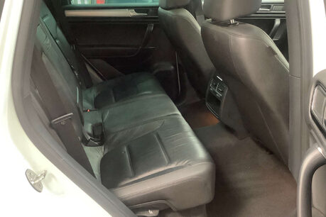 Volkswagen Touareg 3.0 TDI V6 BlueMotion Tech R-Line SUV 5dr Diesel Tiptronic 4WD Euro 6 (s/s) 8