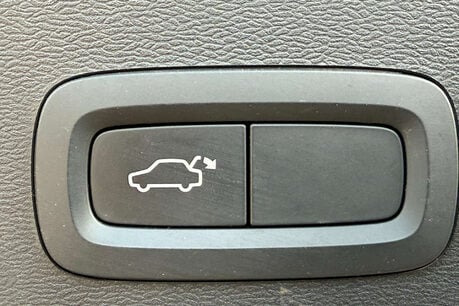 Volvo XC40 1.5h T4 Recharge 10.7kWh R-Design Auto Euro 6 (s/s) 5dr 16
