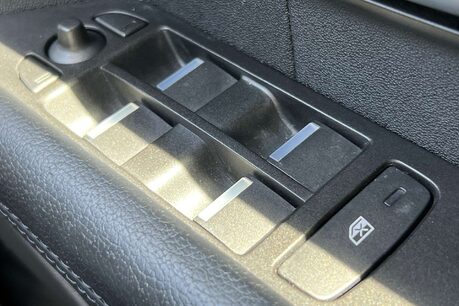 Land Rover Range Rover Evoque 2.2 SD4 Pure Tech SUV 5dr Diesel Auto 4WD Euro 5 (s/s) (190 ps) 63