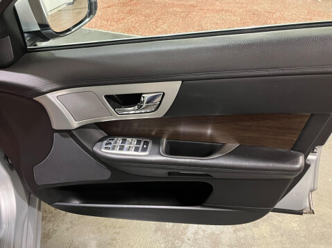 Jaguar XF 2.2d Luxury Auto Euro 5 (s/s) 4dr 25