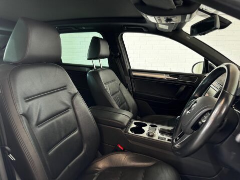 Jaguar F-Pace 2.0 D240 R-Sport Auto AWD Euro 6 (s/s) 5dr 3