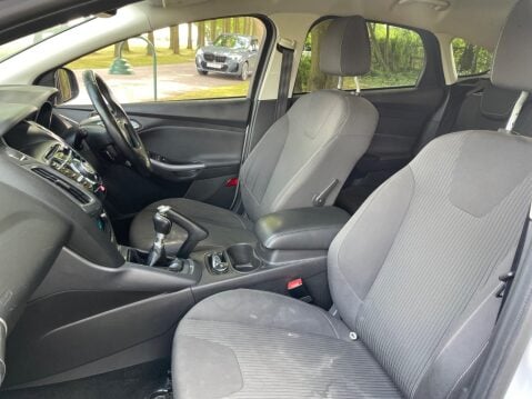 Ford Focus 1.0T EcoBoost Titanium Navigator Euro 5 (s/s) 5dr 28