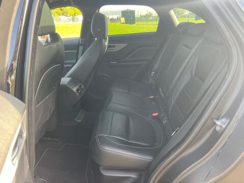 Jaguar F-Pace 2.0 D180 Chequered Flag Auto AWD Euro 6 (s/s) 5dr 28