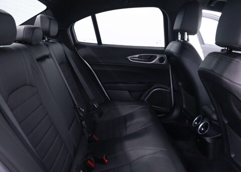 Alfa Romeo Giulia 2.0 Giulia Sprint TB Auto 4dr 43