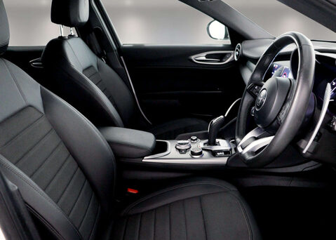 Alfa Romeo Giulia 2.0 Giulia Sprint TB Auto 4dr 36