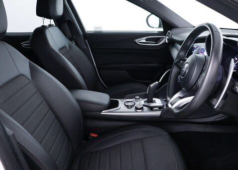 Alfa Romeo Giulia 2.0 Giulia Sprint TB Auto 4dr 35