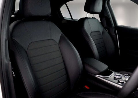 Alfa Romeo Giulia 2.0 Giulia Sprint TB Auto 4dr 37