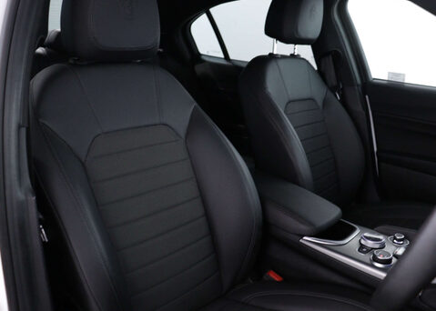 Alfa Romeo Giulia 2.0 Giulia Sprint TB Auto 4dr 36