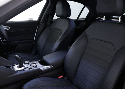 Alfa Romeo Giulia 2.0 Giulia Sprint TB Auto 4dr 40