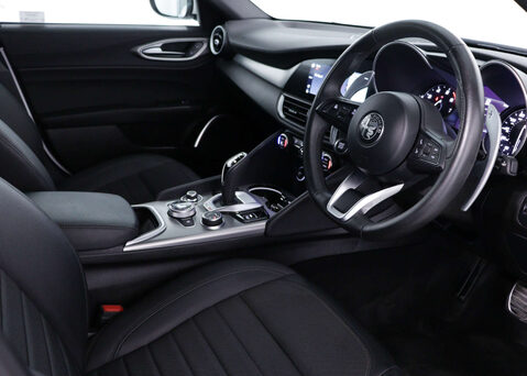 Alfa Romeo Giulia 2.0 Giulia Sprint TB Auto 4dr 34