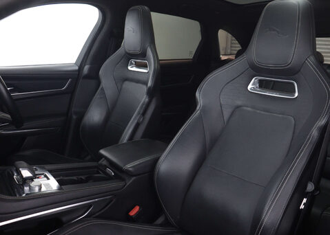 Jaguar F-Pace 2.0 F-PACE R-Dynamic HSE D MHEV AWD Auto 4WD 5dr 47