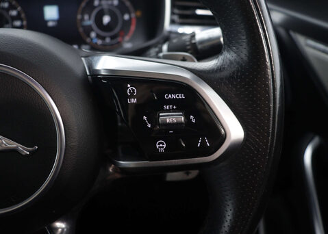 Jaguar F-Pace 2.0 F-PACE R-Dynamic HSE D MHEV AWD Auto 4WD 5dr 35