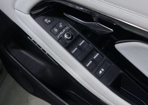 Land Rover Range Rover Evoque 2.0 Range Rover Evoque R-Dynamic SE Auto 4WD 5dr 46