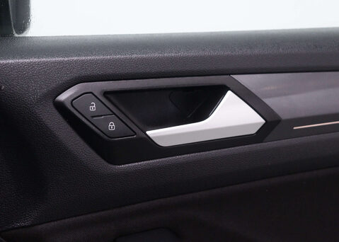 Volkswagen T-Roc 1.5 T-Roc SEL TSi Evo Semi-Auto 5dr 39