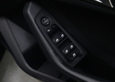 BMW 1 Series 1.5 118I SE Auto 5dr 43