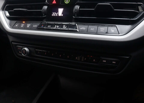 BMW 1 Series 1.5 118I SE Auto 5dr 32