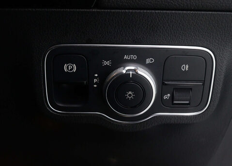 Mercedes-Benz GLA 1.3 GLA 180 AMG Line Premium+ Auto 5dr 44