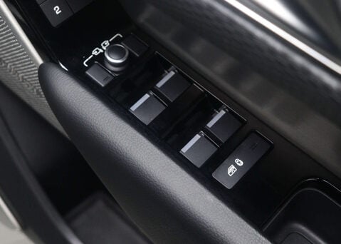 Land Rover Range Rover Velar 2.0 Range Rover Velar R-Dynamic SE P300 Auto 4WD 5dr 47