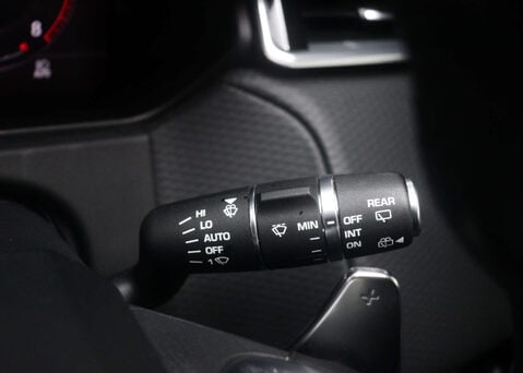 Land Rover Range Rover Velar 2.0 Range Rover Velar R-Dynamic SE P300 Auto 4WD 5dr 42