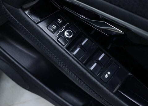 Land Rover Range Rover Evoque 1.5 Range Rover Evoque S P300e Auto 4WD 5dr 37