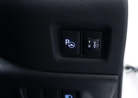 Toyota C-HR 1.8 C-HR Design HEV CVT 5dr 34