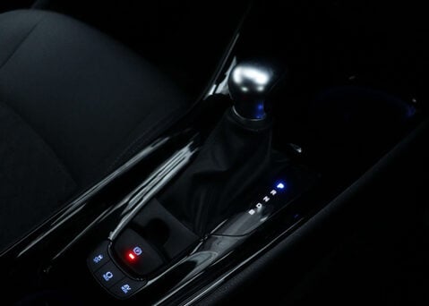 Toyota C-HR 1.8 C-HR Design HEV CVT 5dr 28