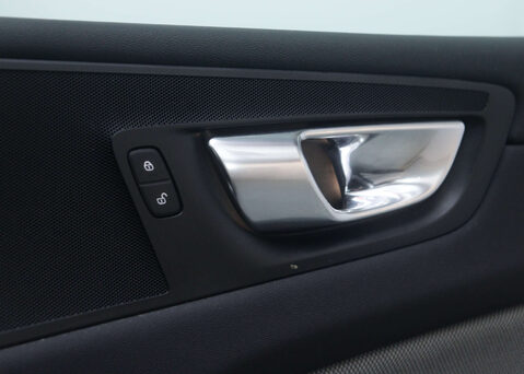 Volvo XC60 2.0 XC60 R-Design T6 Recharge AWD Auto 4WD 5dr 39