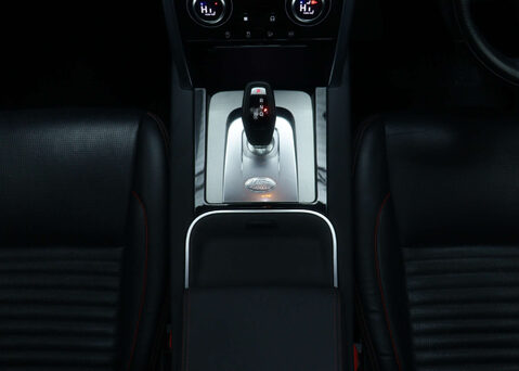 Land Rover Discovery Sport 1.5 Discovery Sport R-Dynamic SE P300e Auto 4WD 5dr 19