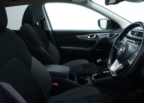Nissan Qashqai 1.3 Qashqai N-Connecta DiG-T 5dr 38