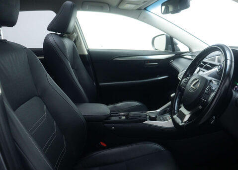 Lexus NX 2.5 NX 300h Luxury CVT 4WD 5dr 44