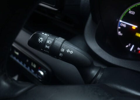 Toyota Yaris 1.5 Yaris Icon HEV CVT 5dr 32