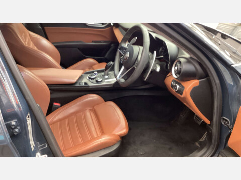 Alfa Romeo Giulia 2.0 Giulia Veloce TB Auto 4dr 3