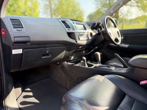 Toyota Hilux 3.0 HI-Luxury Invincible D-4D 4x4 Double Cab Auto 4WD 5dr 9