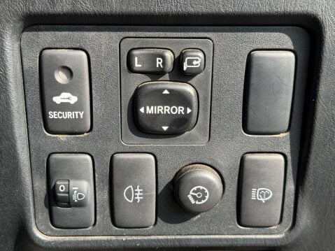 Toyota Hilux 3.0 HI-Luxury Invincible D-4D 4x4 Double Cab Auto 4WD 5dr 23