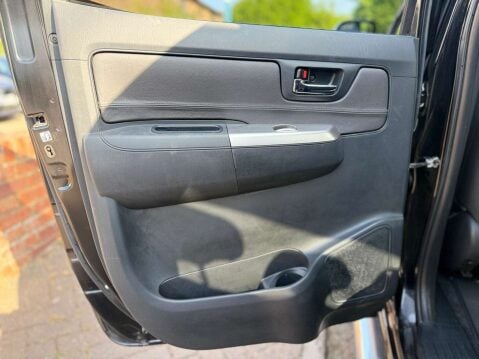 Toyota Hilux 3.0 HI-Luxury Invincible D-4D 4x4 Double Cab Auto 4WD 5dr 25