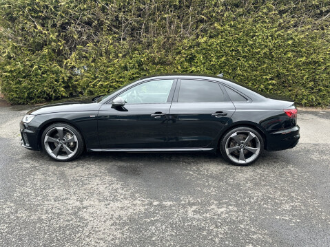 Audi A4 TFSI S LINE BLACK EDITION MHEV 10