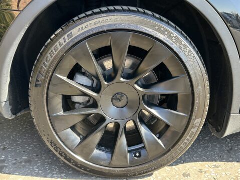 Tesla Model Y LONG RANGE 17