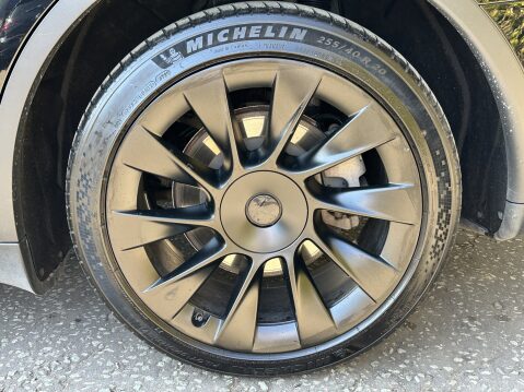 Tesla Model Y LONG RANGE 18
