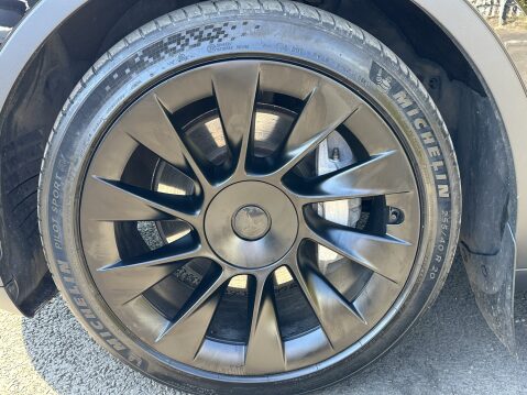Tesla Model Y LONG RANGE 19