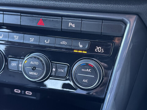 Volkswagen T-Roc R-LINE TSI EVO DSG 33