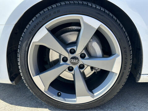 Audi A4 AVANT TFSI S LINE BLACK EDITION MHEV 19