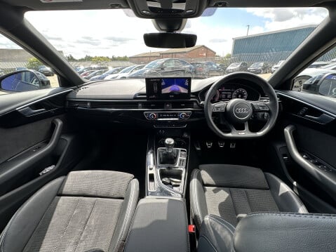 Audi A4 AVANT TFSI S LINE BLACK EDITION MHEV 25