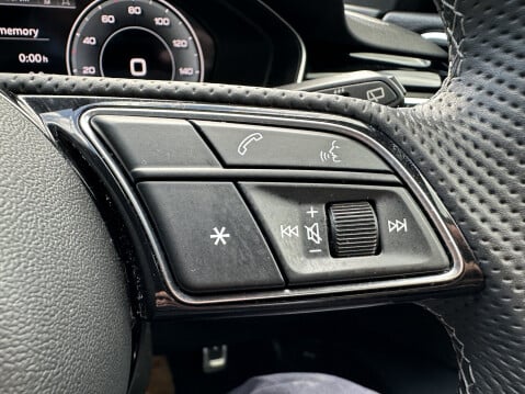 Audi A4 AVANT TFSI S LINE BLACK EDITION MHEV 29