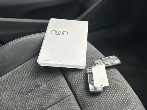 Audi A4 AVANT TFSI S LINE BLACK EDITION MHEV 35