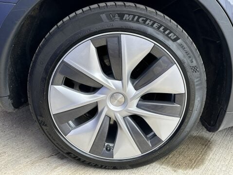 Tesla Model Y LONG RANGE 17