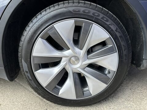 Tesla Model Y LONG RANGE 18