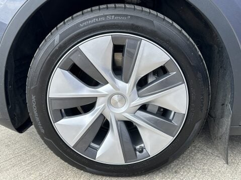 Tesla Model Y LONG RANGE 19