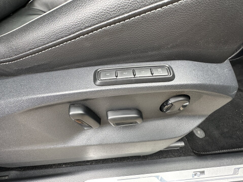 Volkswagen Tiguan R-LINE TDI 4MOTION 26