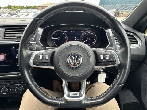 Volkswagen Tiguan R-LINE TDI 4MOTION 29
